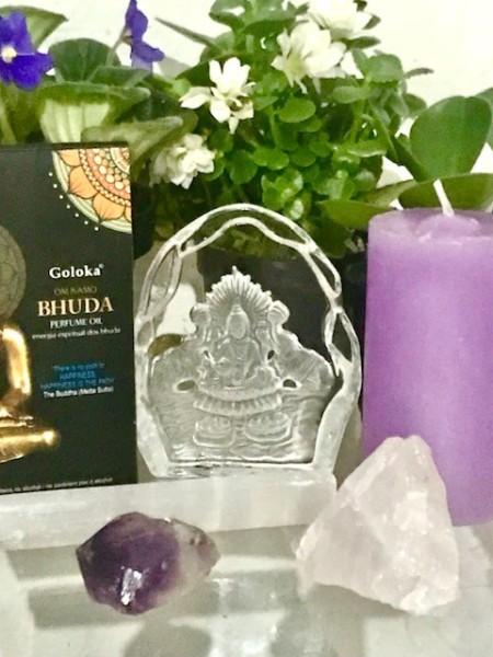 0022-Altar de Conexão Divina em Cristal -Krishna em Cristal Esculpido-Oleo Goloka Namo Bhuda, Quartzo Branco , Ametista, Selenita, 01 Vela Lilás