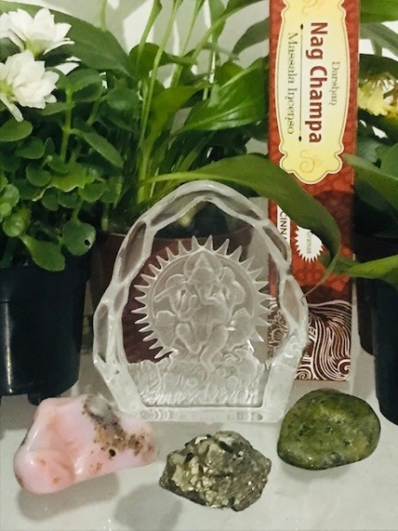 0023-Altar de Conexão Divina em Cristal-Ganesha em Cristal Esculpido-Pirita, Serpentina Verde, Opala Rosa