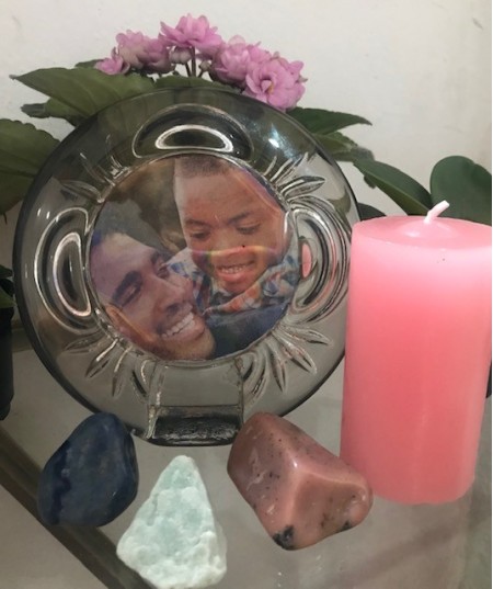0029-Porta Retrato em Vidro- Vela Rosa, Opala Rosa, Quartzo Azul e Quartzo Verde-Altar Familiar do Amor
