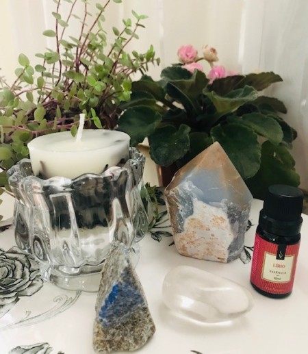 0039-Altar da Nova Era-Conexão Angelical-Ponta Bruta Angelita, 01 Pedra Rolada Cristal, 01 Ponta Lápis Lazuli, Essência de Lirio, Porta Vela Cristal, Vela Hibiscus