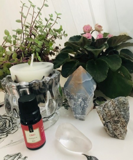 0039-Altar da Nova Era-Conexão Angelical-Ponta Bruta Angelita, 01 Pedra Rolada Cristal, 01 Ponta Lápis Lazuli, Essência de Lirio, Porta Vela Cristal, Vela Hibiscus - Image 3