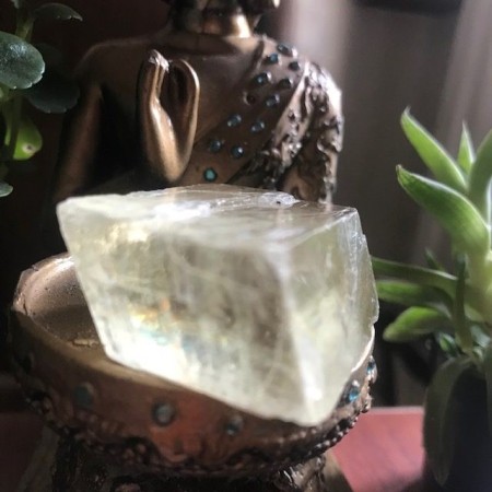 0048-Pedra Bruta Calcita Ótica Amarela com Arco Iris-Pedra para Escritório, Sala Estudos, Consultórios Terapeutas e Templos de Rituais Xamânicos