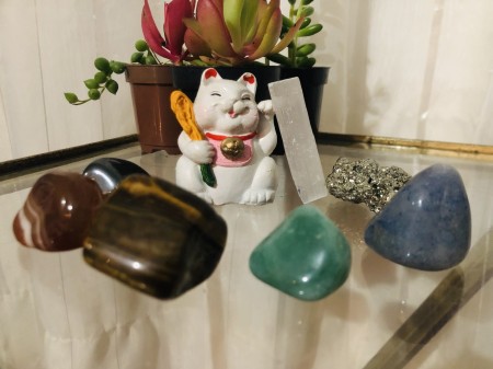 083-Kit Maneki Neko e 07 Cristais Harmonizadores -Boa Sorte,Proteção, Prosperidade, Vitalidade, Sucesso e Cooperação