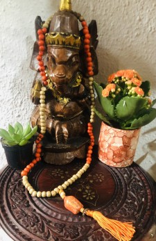 116-Japamala de Contas de Madeira e Acaí na Cor Laranja da Alegria-Meru Rosto de Buda o Iluminado em Pedra Howlita Branca tingida na Cor Laranja