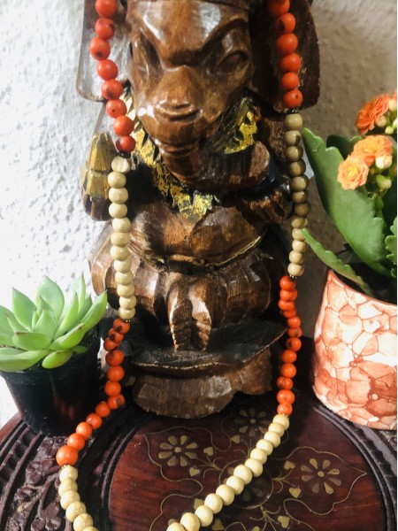 116-Japamala de Contas de Madeira e Acaí na Cor Laranja da Alegria-Meru Rosto de Buda o Iluminado em Pedra Howlita Branca tingida na Cor Laranja - Image 2