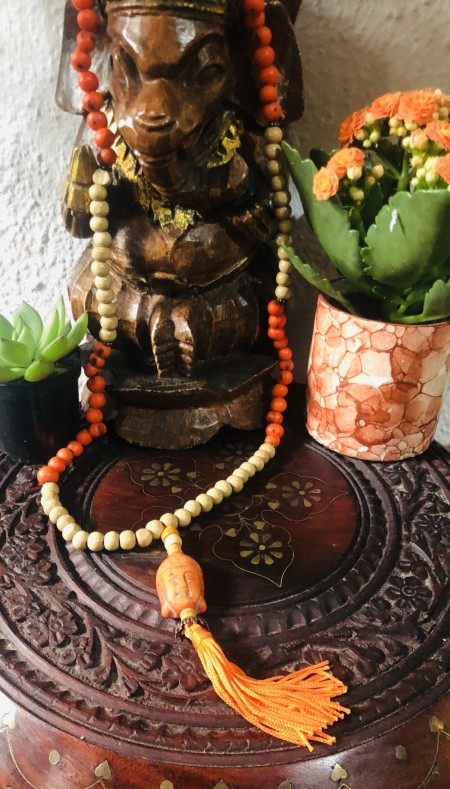 116-Japamala de Contas de Madeira e Acaí na Cor Laranja da Alegria-Meru Rosto de Buda o Iluminado em Pedra Howlita Branca tingida na Cor Laranja - Image 4