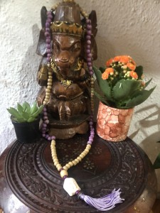 115-Japamala de Contas de Madeira e Açaí na cor da Transmutação Violeta-Meru Rosta de Buda o Iluminado em Pedra Howlita Branca com Rajadas Marrom