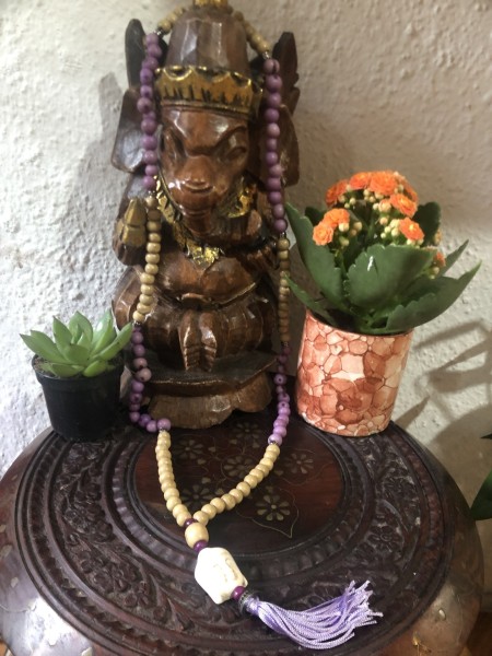115-Japamala de Contas de Madeira e Açaí na cor da Transmutação Violeta-Meru Rosta de Buda o Iluminado em Pedra Howlita Branca com Rajadas Marrom