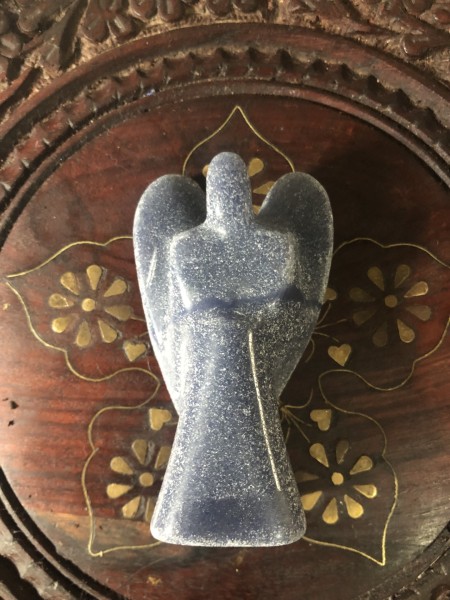 142-Anjo de Cristal de Quartzo Azul-Estabiliza emoções,Emite sensação de paz e amor,Relaxa tensões,Desbloqueia sentimentos, Remove medo da vitória, Faz aflorar dons