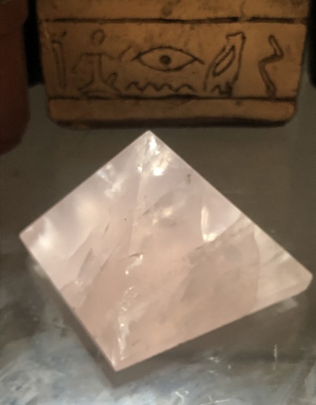146-Pirâmide de Quartzo Rosa-Auto estima, Relaxamento, Melhora o sono,Cura feridas familiares, Estabiliza emoções, Clareza emocional& Clarividência - Image 5