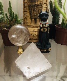 147-Kit Egito Antigo –Estátua da Deusa Bast , Bola de Cristal Quartzo Fumê com Arco Iris, Pirâmide de Quartzo Leitoso-Aterramento, Viagens no tempo, Conexão com o Sombra, Estabiliza emoções,Diminuí ansiedades, Paz e amor,Aumenta a sensação de pertencimento ao Universo como um todo,Amplifica a energia, Protege, Rejuvenesce, Promove a Saúde e Fertilidade.