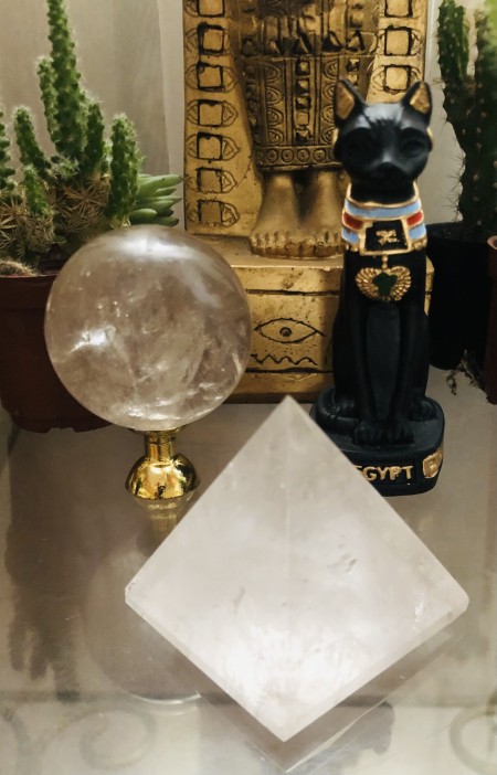 147-Kit Egito Antigo –Estátua da Deusa Bast , Bola de Cristal Quartzo Fumê com Arco Iris, Pirâmide de Quartzo Leitoso-Aterramento, Viagens no tempo, Conexão com o Sombra, Estabiliza emoções,Diminuí ansiedades, Paz e amor,Aumenta a sensação de pertencimento ao Universo como um todo,Amplifica a energia, Protege, Rejuvenesce, Promove a Saúde e Fertilidade. - Image 2