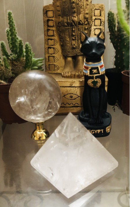 147-Kit Egito Antigo –Estátua da Deusa Bast , Bola de Cristal Quartzo Fumê com Arco Iris, Pirâmide de Quartzo Leitoso-Aterramento, Viagens no tempo, Conexão com o Sombra, Estabiliza emoções,Diminuí ansiedades, Paz e amor,Aumenta a sensação de pertencimento ao Universo como um todo,Amplifica a energia, Protege, Rejuvenesce, Promove a Saúde e Fertilidade. - Image 3