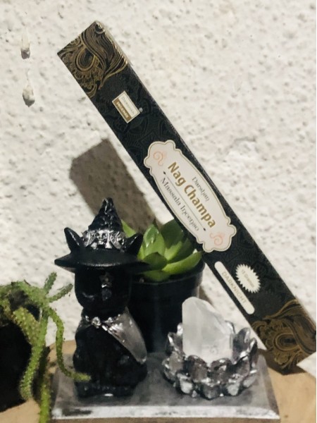 124-Kit da Bruxa Poderosa-Incensário 3 em 01-Porta Cristais/Porta Velas Gato Negro com Pentagrama sob Pedestal , 01 Ponta de Quartzo Transparente Lemuriano e 01 Caixa de Incenso Nag Champa/Massala Darknight