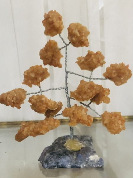 170-Árvore de Calcita Laranja com Base Lápis Lazuli-Conexão Céu e Terra,  Pedras dos Estudos, Artes,Ciências e Nobreza. Energização, Vitalidade, Auto valorização e Amor próprio.