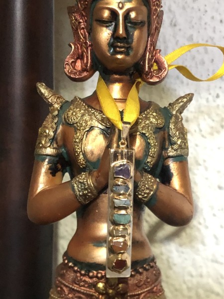 176-Pingente de Selenita Dourado Incrustado com 07 Cristais dos 07 Chakras-Energia, Purificação,Felicidade,Compaixão, Comunicação,Transmutação e Iluminação-ESGOTADO   
