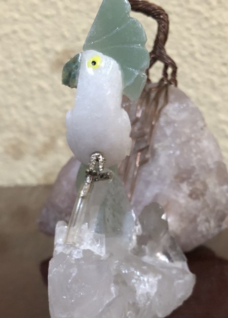 181-Pássaro de Cristal –Calopsita de Quartzo Branco e Verde em Base de Quartzo Transparente-Decoração, Leveza, Espiritualidade, Proteção, Harmonia , Equilíbrio, o Divino, a Alma , Liberdade, Prosperidade, Cura Iluminação e Conexão com o Céu - Image 6