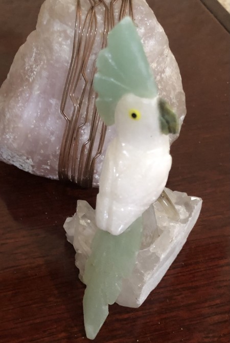 181-Pássaro de Cristal –Calopsita de Quartzo Branco e Verde em Base de Quartzo Transparente-Decoração, Leveza, Espiritualidade, Proteção, Harmonia , Equilíbrio, o Divino, a Alma , Liberdade, Prosperidade, Cura Iluminação e Conexão com o Céu - Image 3