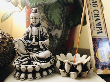 186-Kit Incensário Guan Yin ou Kuan Yin para Incensos Vareta com Caixa de Incenso Nag Champ Massala Made India -07 varetas-Energia da Geração, Misericórdia, Perdão, Feminino, Maternidade, Sabedoria , Proteção, Iluminaçao e Milagres. - Image 2